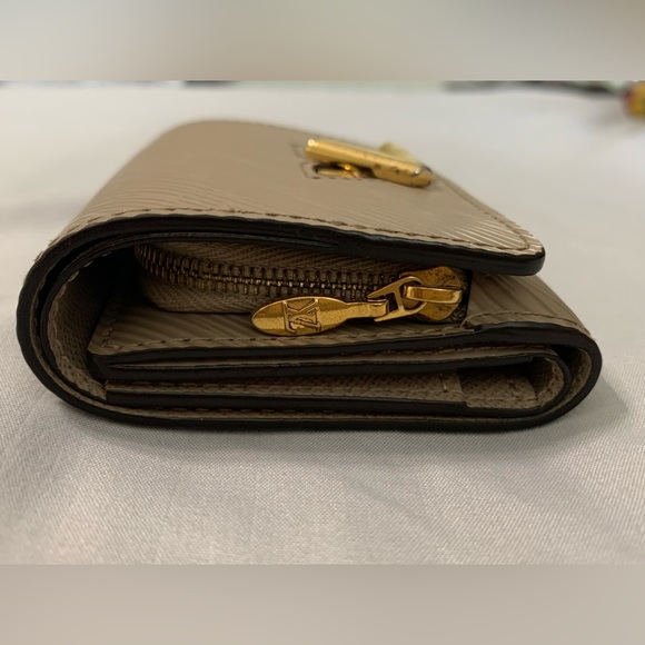 Louis Vuitton Twist Compact Wallet In Epi
leather (galet tone) - Picture 5 of 16